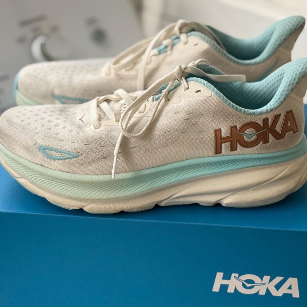 Hoka Clifton 9 - Size 8.5 Frost/Rose Gold